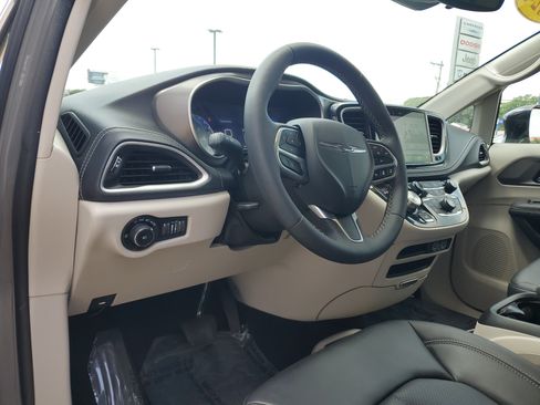 Used 2024 Chrysler Pacifica Touring-L FWD image 9
