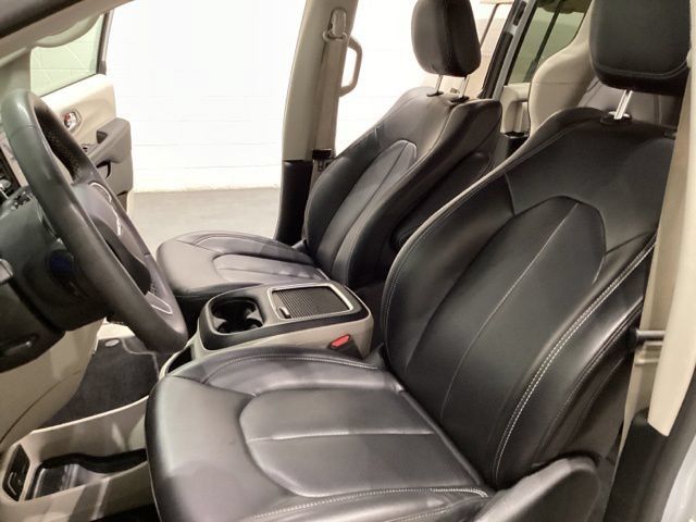 Used 2023 Chrysler Pacifica Touring-L FWD image 16