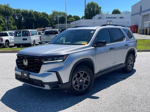 Certified 2025 Honda Pilot TrailSport image 1