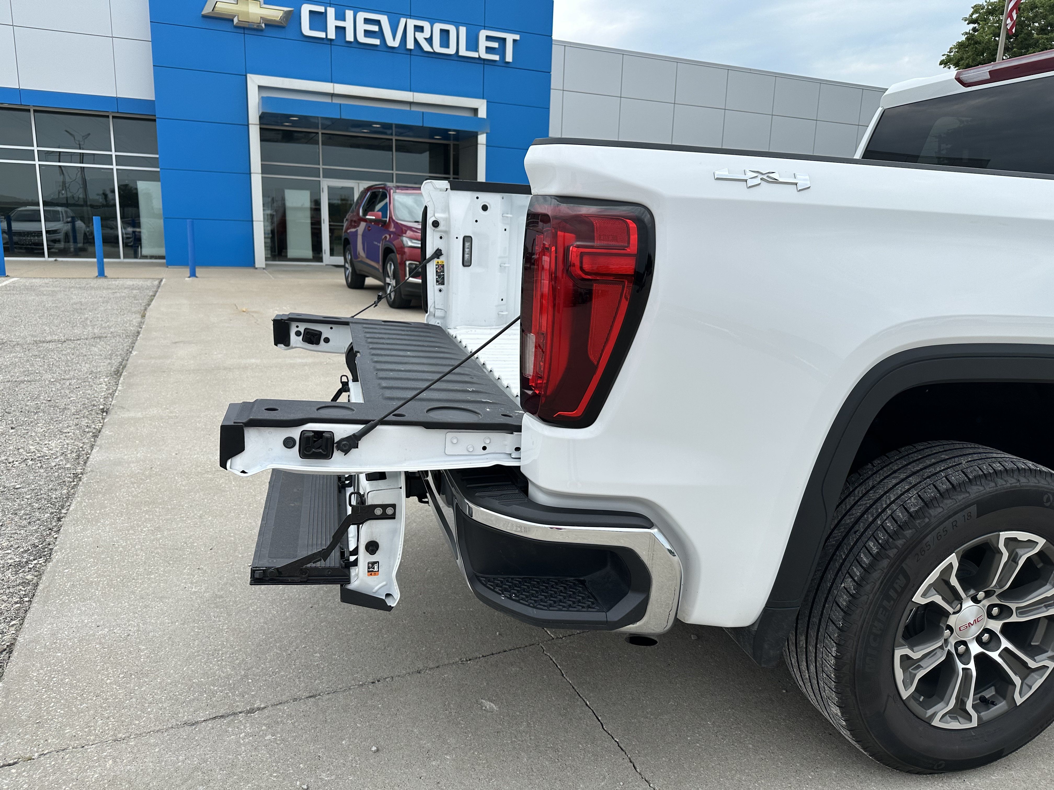 Certified 2026 GMC Sierra 1500 SLT AWD/4WD image 15