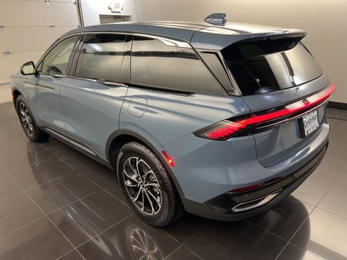 Used 2026 Lincoln Nautilus Premier image 4