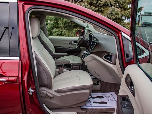 Used 2019 Chrysler Pacifica Touring-L image 19