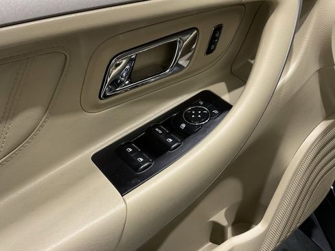 Used 2016 Ford Taurus SE image 7