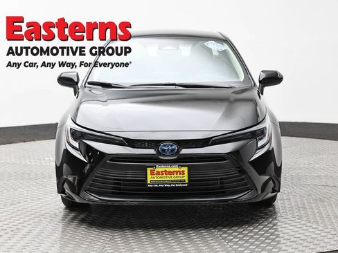 Used 2025 Toyota Corolla LE FWD image 2