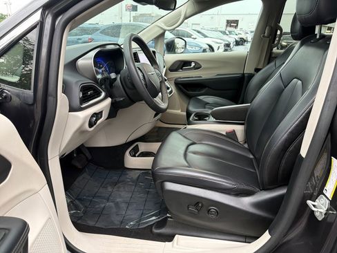 Used 2023 Chrysler Pacifica Touring-L FWD image 10