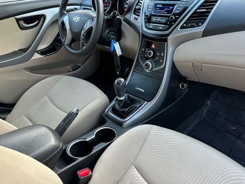 Used 2014 Hyundai Elantra SE image 16