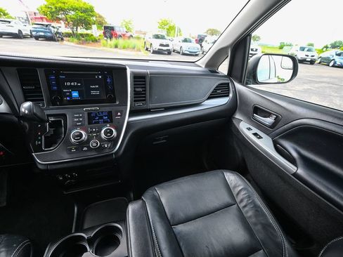 Used 2017 Toyota Sienna SE FWD image 33