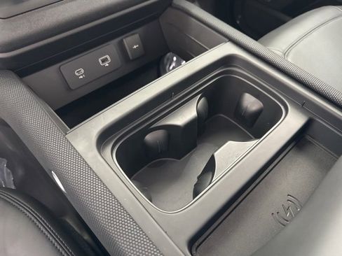 Used 2024 Land Rover Defender 90 V8 image 30