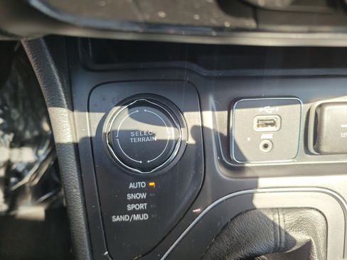 Used 2020 Jeep Cherokee Latitude Plus w/ Cold Weather Group AWD/4WD image 29