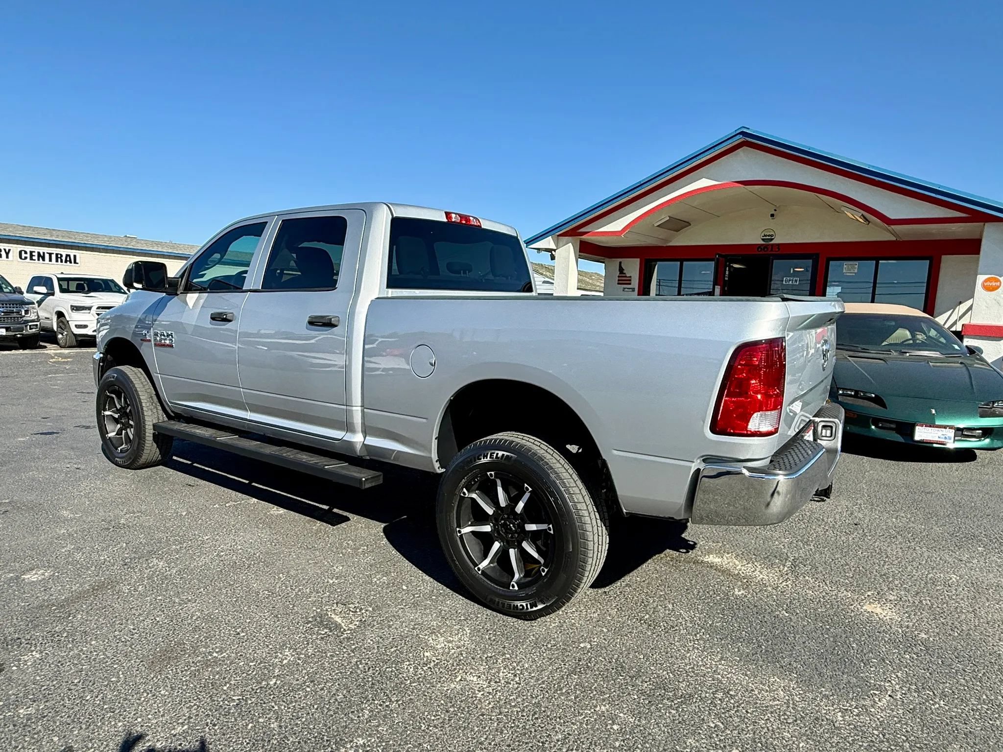 Used 2016 RAM 2500 Tradesman w/ Chrome Appearance Group AWD/4WD image 3