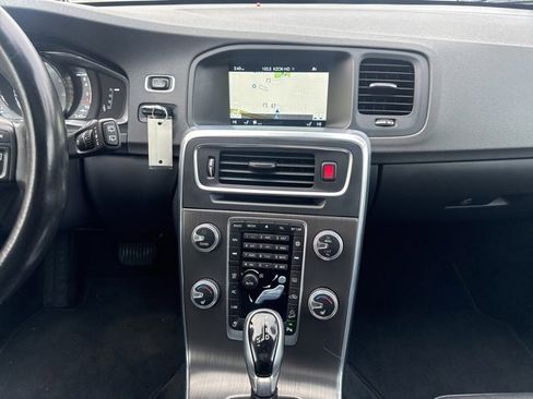 Used 2015 Volvo V60 T5 Cross Country image 10