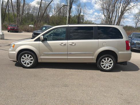 Used 2016 Chrysler Town & Country Touring FWD image 2