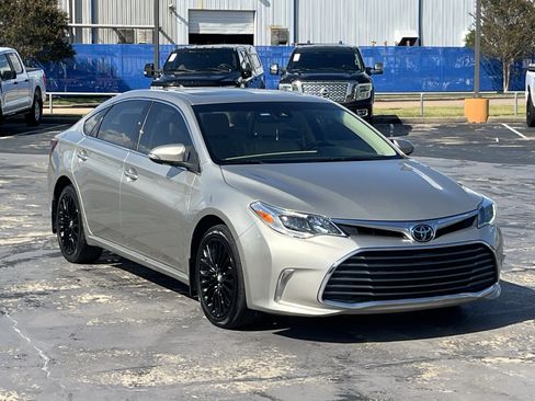 Used 2018 Toyota Avalon Limited FWD image 5