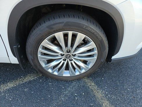 Used 2023 Toyota Highlander Platinum image 10