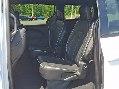 Used 2025 Chrysler Pacifica Limited FWD image 10