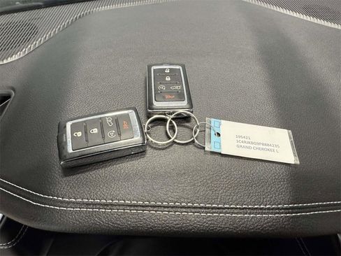 Used 2023 Jeep Grand Cherokee L Limited image 31
