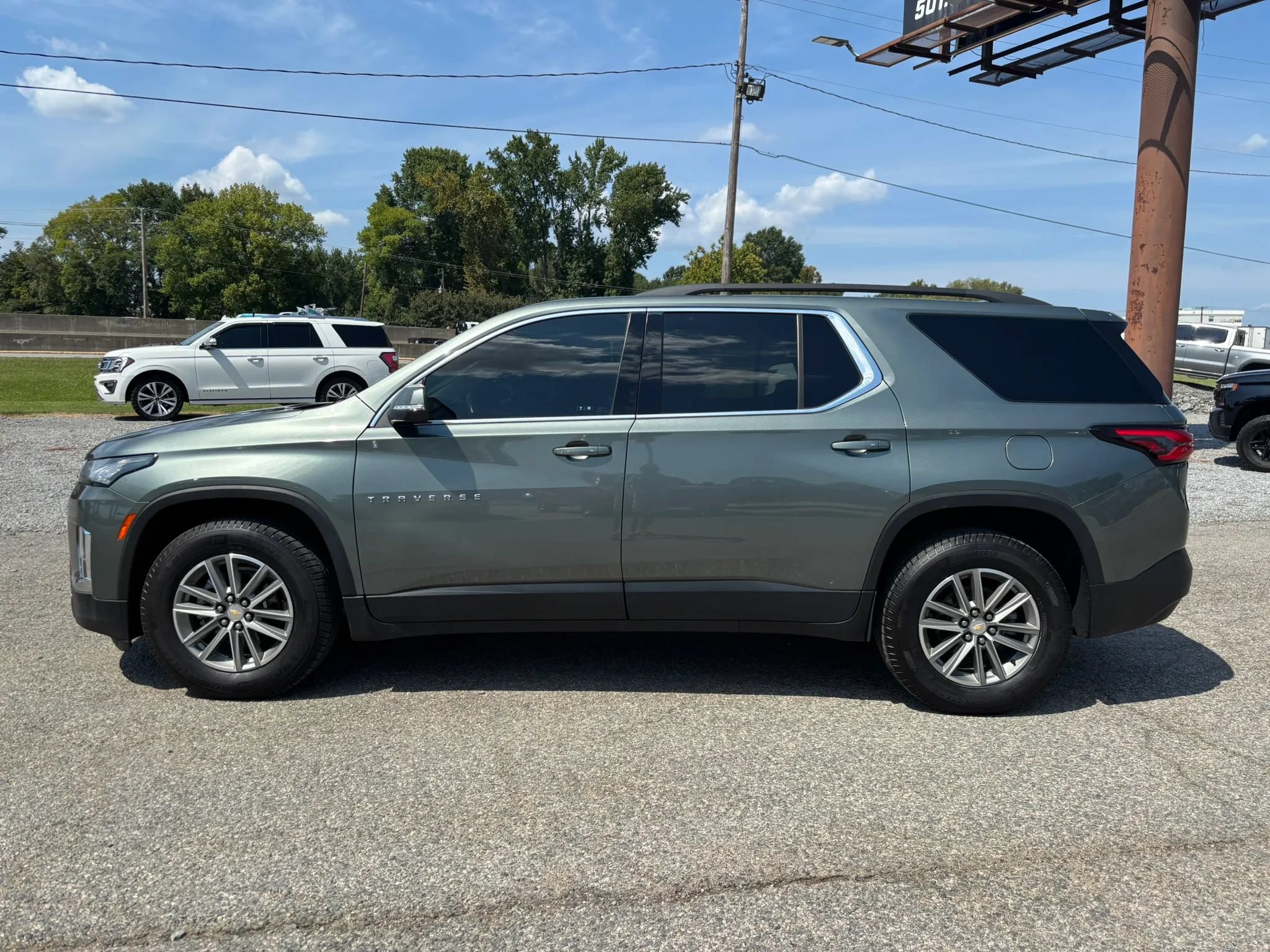 Used 2022 Chevrolet Traverse LT FWD image 2