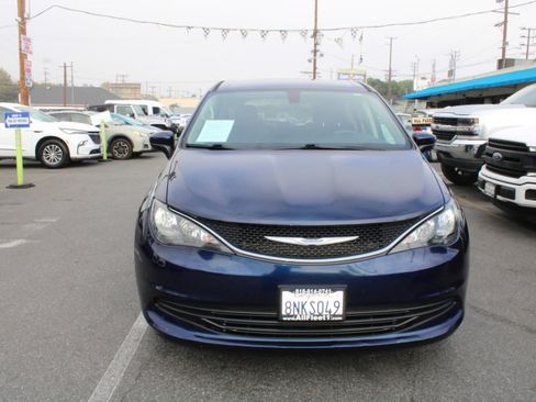 Used 2020 Chrysler Voyager LX image 2