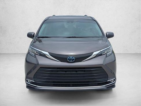 Used 2022 Toyota Sienna XLE FWD image 2