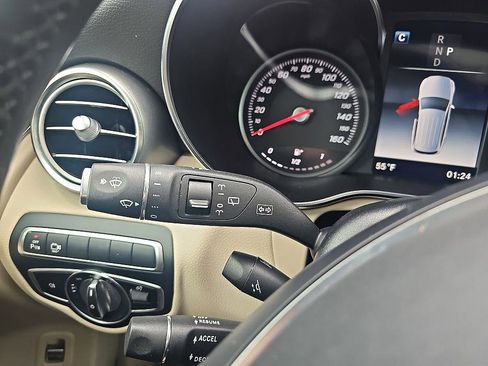 Used 2019 Mercedes-Benz GLC 300 4MATIC image 19