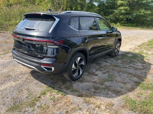 New 2025 Volkswagen Taos SE image 6