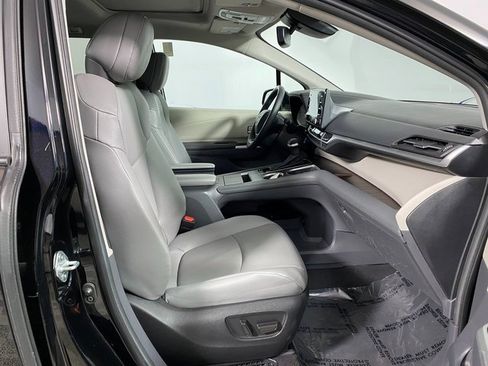 Used 2024 Toyota Sienna XLE image 9