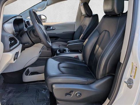 Used 2024 Chrysler Pacifica Touring-L image 16