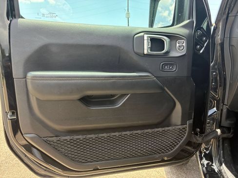 Used 2025 Jeep Wrangler Unlimited Sahara AWD/4WD image 15