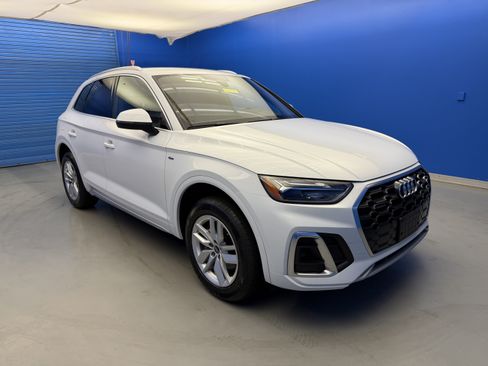 Used 2023 Audi Q5 2.0T Premium w/ Convenience Package AWD/4WD image 2