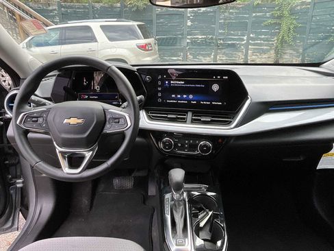 Used 2025 Chevrolet Trax LT w/ Driver Confidence Package image 19
