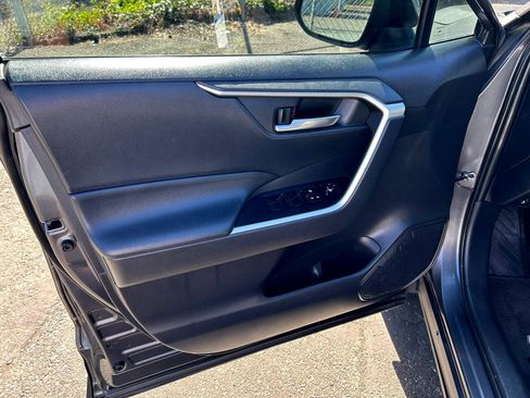Used 2020 Toyota RAV4 XLE image 13