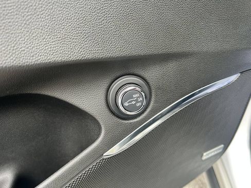 Used 2023 Buick Enclave Essence w/ Experience Buick Package FWD image 16