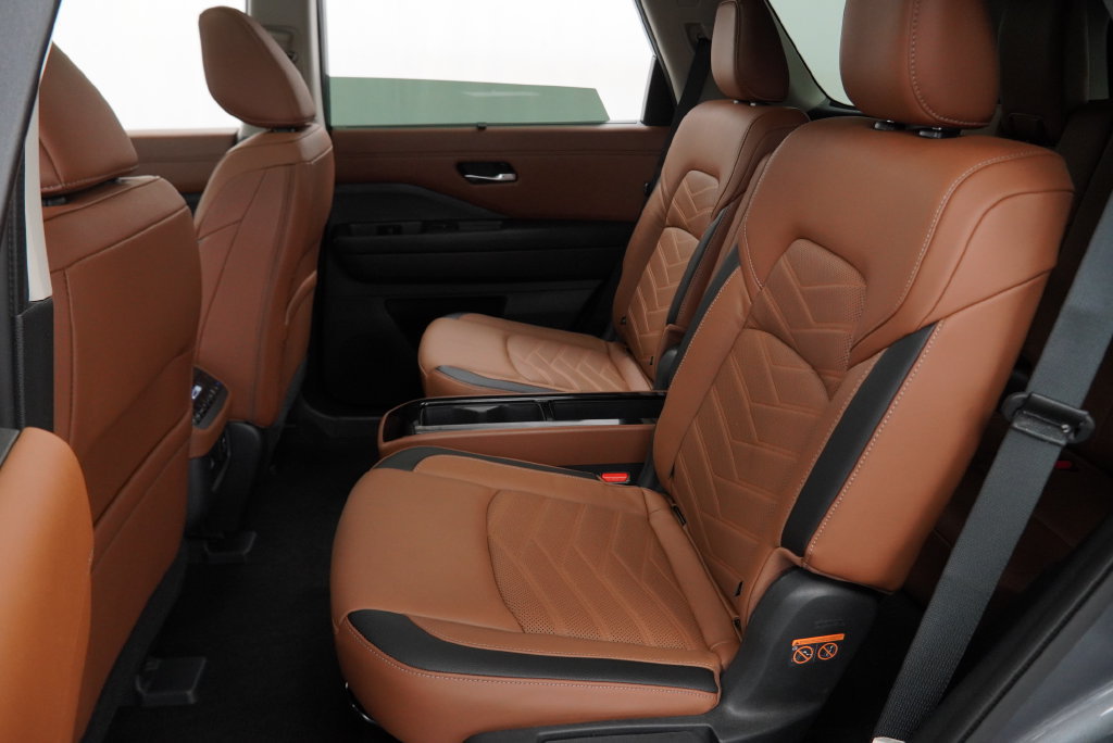 Used 2024 Nissan Pathfinder Platinum AWD/4WD image 22