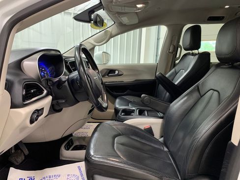 Used 2020 Chrysler Pacifica Touring-L FWD image 15