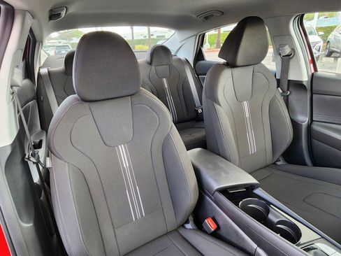 Used 2025 Hyundai Elantra Blue image 30