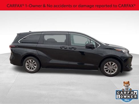 Used 2024 Toyota Sienna LE image 3