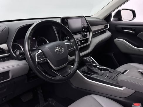 Used 2022 Toyota Highlander XLE AWD/4WD image 10