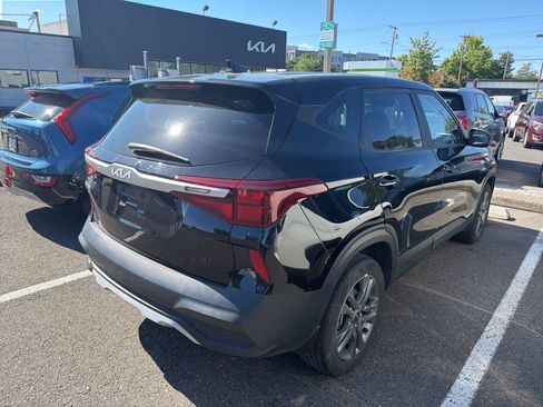 Used 2023 Kia Seltos LX AWD/4WD image 4