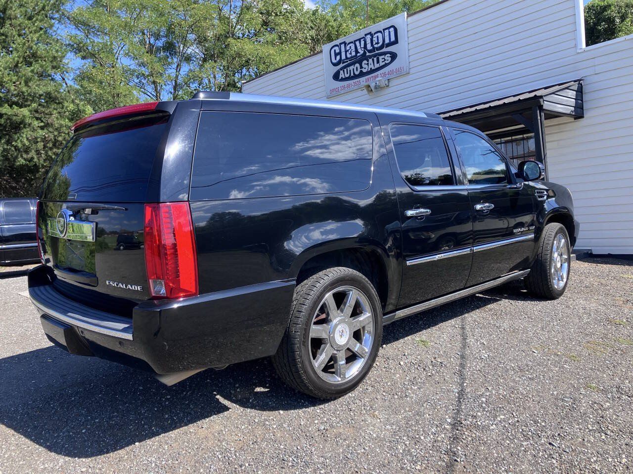 Used 2010 Cadillac Escalade ESV Premium RWD image 4