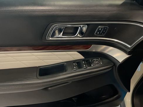 Used 2018 Ford Explorer Platinum image 13
