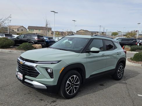 Used 2025 Chevrolet TrailBlazer LT image 2