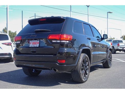 Used 2018 Jeep Grand Cherokee Altitude RWD image 3
