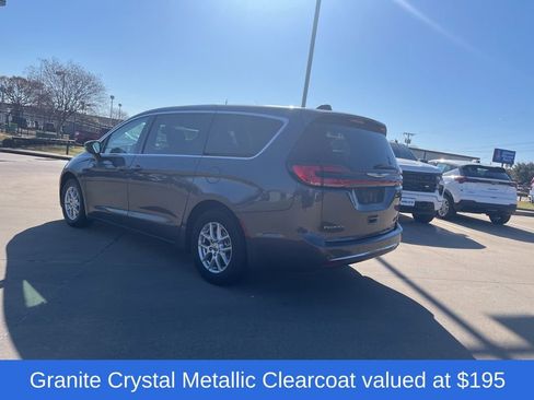 Used 2023 Chrysler Pacifica Touring-L image 3