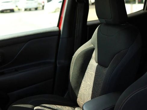 Used 2023 Jeep Renegade Latitude AWD/4WD image 17