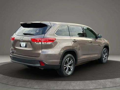 Used 2018 Toyota Highlander LE FWD image 5