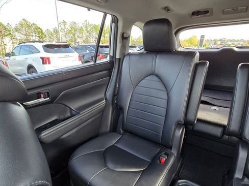 Used 2024 Toyota Highlander XLE image 26