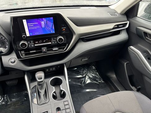 Used 2025 Toyota Highlander LE FWD image 34