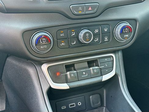 Used 2024 GMC Terrain SLE w/ Driver Convenience Package image 16