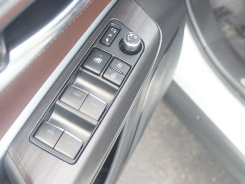 Used 2023 Toyota Venza Limited AWD/4WD image 9