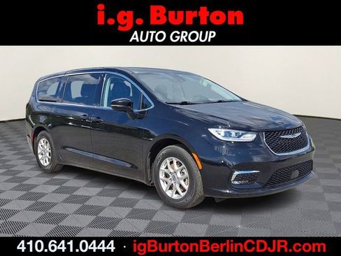 Used 2024 Chrysler Pacifica Touring-L FWD image 1